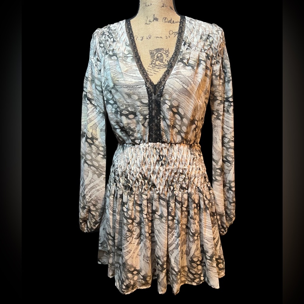 Bebe V-Neck Balloon Sleeve Dress